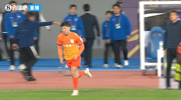 0-2落后迅速做出调整！泰山半场换下童磊，换上李源一